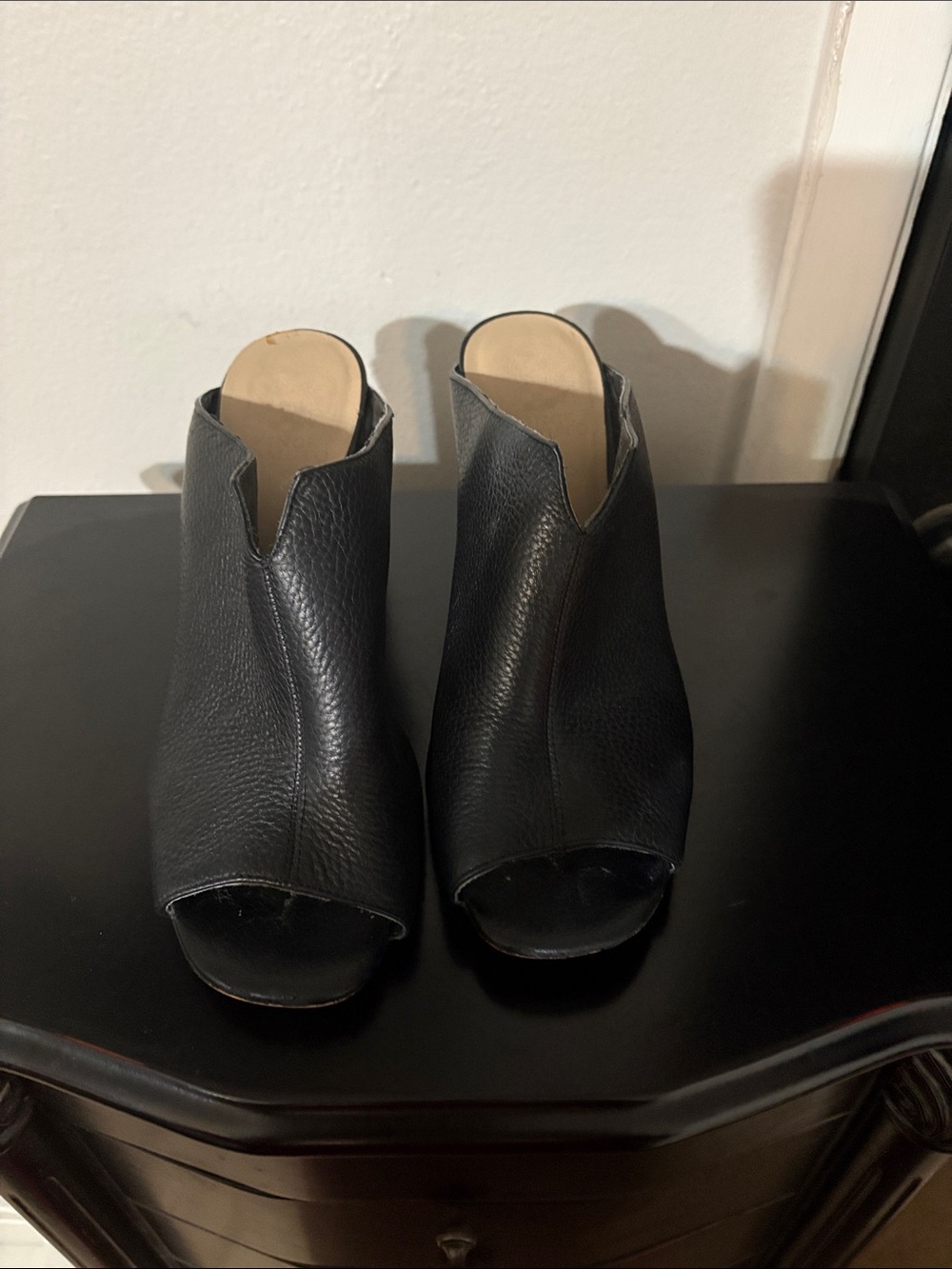 Vince Camuto sz 10M Women's Black Open-Toe Leather Slide Heels
